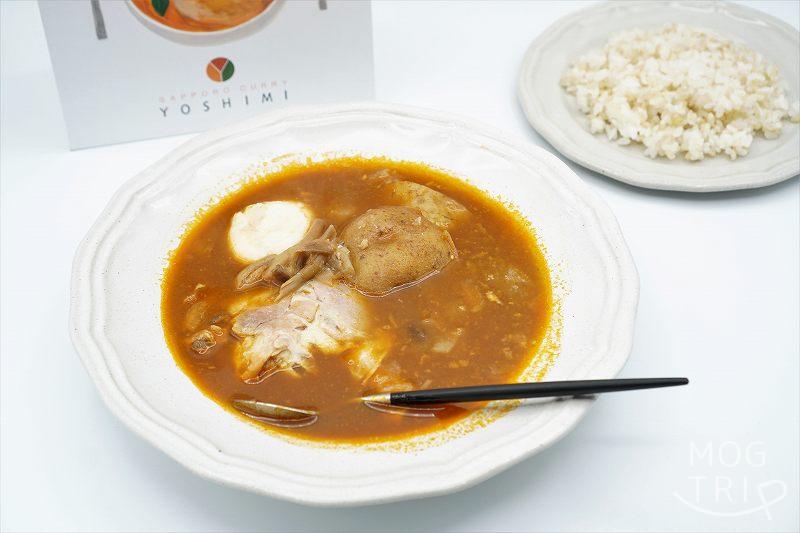 スープカレー・じゃがいもチキン｜YOSHIMI　お皿に盛り付けた様子