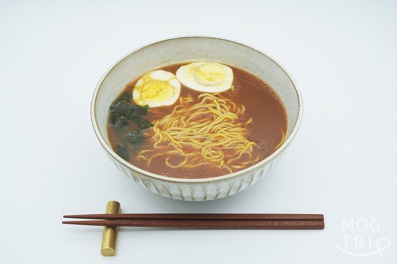 ラーメン 旭川特一番 濃旨旭川醤油味　丼に盛り付けた様子