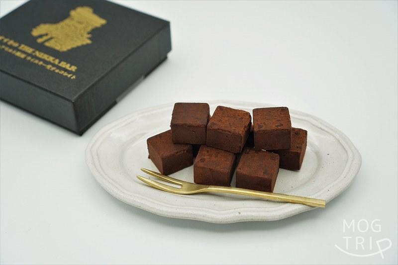 THE NIKKA BAR ウイスキー生チョコレート　箱から出して皿に並べた様子