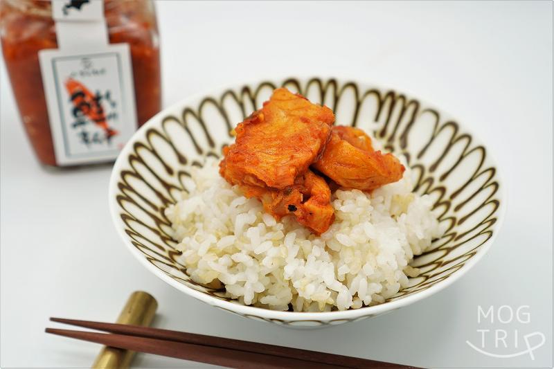 くにをの鮭キムチをご飯の上に乗せた