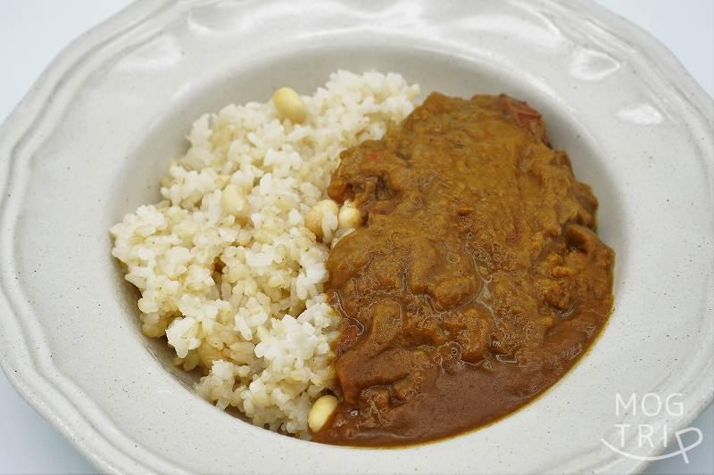 イシカリー｜イシカン　浜益たこのカレーをご飯にかけた様子