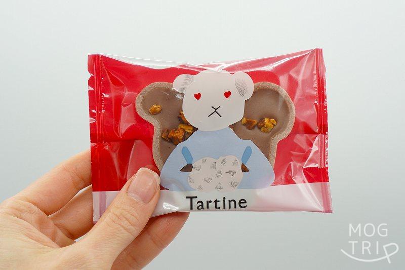 「Tartine（タルティン）」のニコルを手に持っている様子