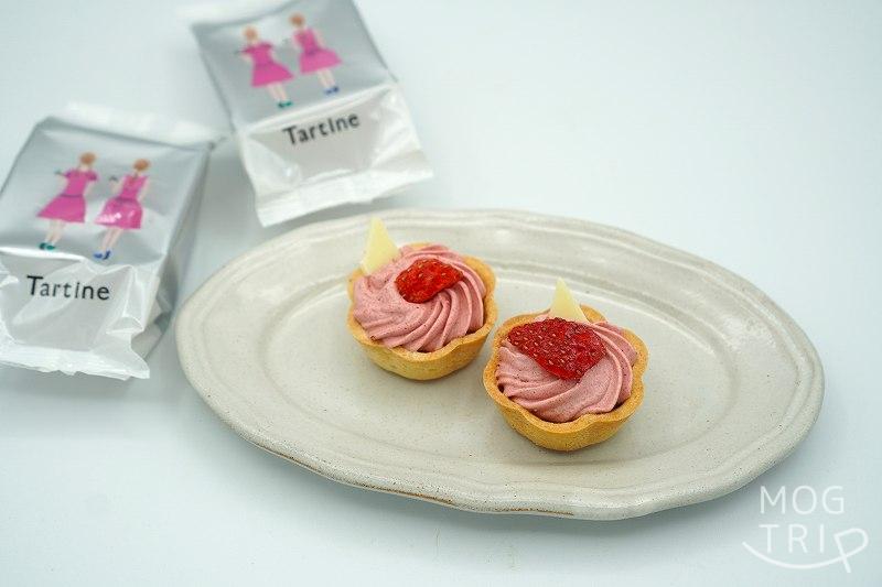 「Tartine（タルティン）」のタルティン ストロベリーが皿にのせられ、テーブルに置かれている