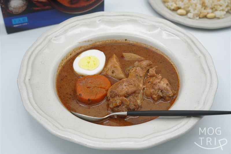 海老ココナッツスープ・ダブルチキン｜スープカレー・ネイビーズ　お皿に盛り付けた様子