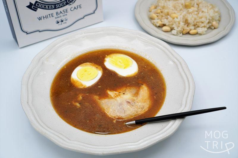 チキンスープカレー｜ホワイトベースカフェ　お皿に盛り付けた様子