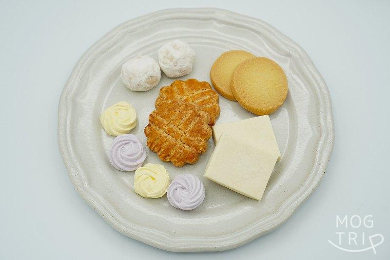 東京・銀座 Petitrier（プティリエ）のメレンゲ・クッキーアソート缶の焼き菓子が皿にのせられ、テーブルに置かれている