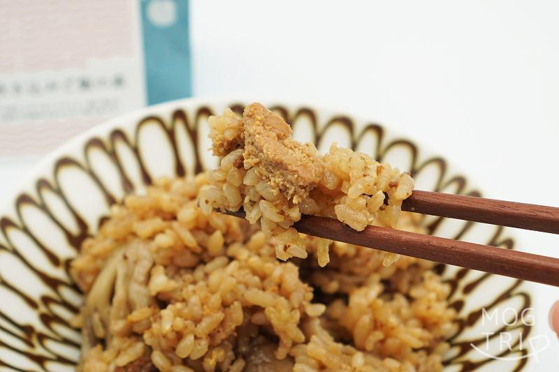 うにの炊き込みご飯の素｜中央水産　炊き込みご飯の中のウニ