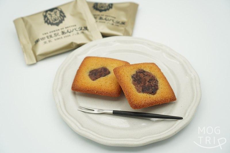 東京駅限定品 岡田謹製あんバタ屋の「あんバタフィナンシェ」が皿にのせられ、テーブルに置かれている