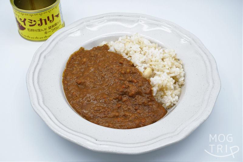 イシカリー｜イシカン　ご飯の上にカレーをかけた様子