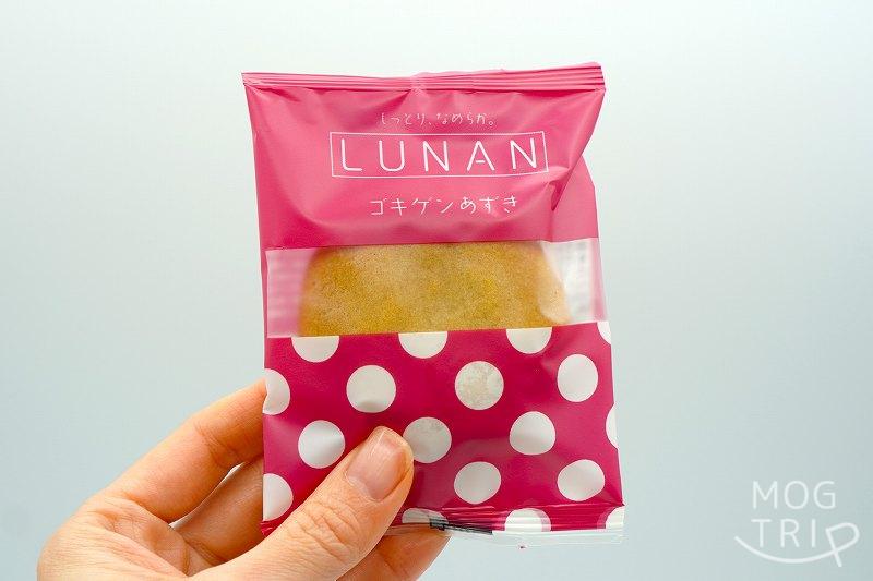 月寒あんぱん本舗のLUNAN（ルナン）ゴキゲンあずきを手に持っている様子