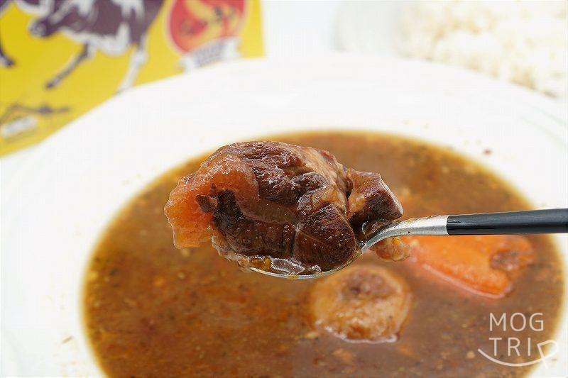 らっきょ牛すじスープカレー｜札幌らっきょ　牛すじをスプーンですくった様子