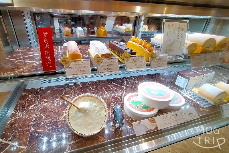 【大阪・堂島本店限定品】ケーク4種類や堂島ロールなどがガラスケースに並べられている