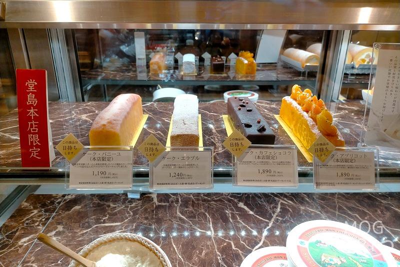 【大阪・堂島本店限定品】ケーク4種類がガラスケースに並べられている