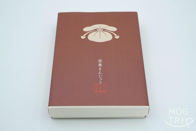 千秋庵総本家「宝来まんじゅう」の箱がテーブルに置かれている