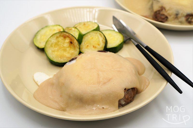 ノースコンチネント「クラフトハンバーグ」十勝の豆にソースをかけた様子