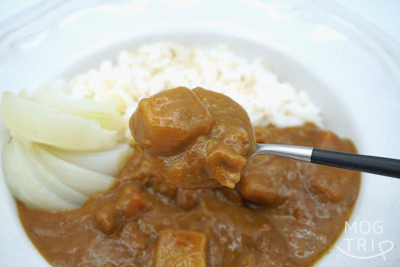 レストラン五島軒「函館カレー」スプーンで持ち上げた様子