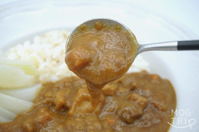 レストラン五島軒「函館カレー」スプーンで持ち上げた様子