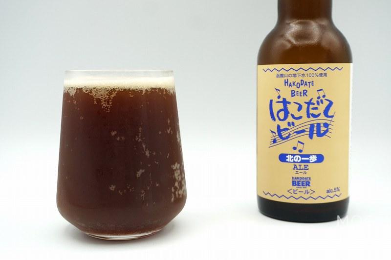 マルカツ興産「はこだてビール」北の一歩エール グラスに注いだ様子