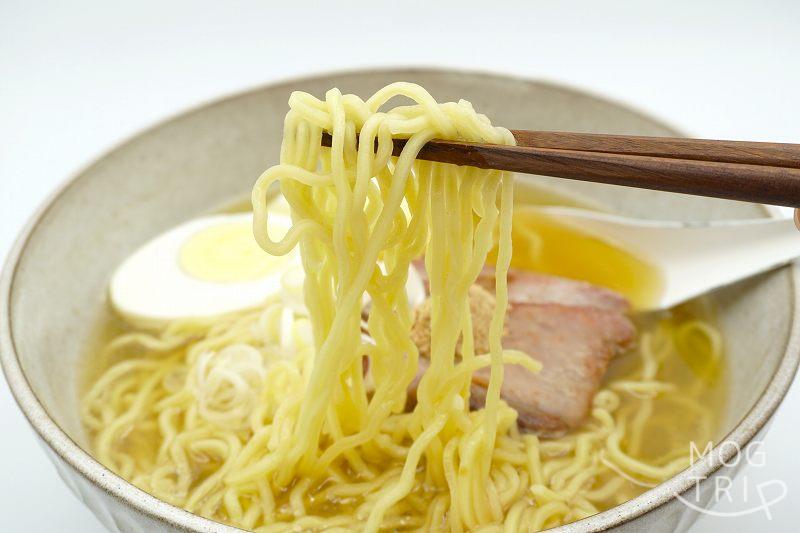 Blue Commons Japan「函館ブリ塩ラーメン」箸で麺を持ち上げた様子