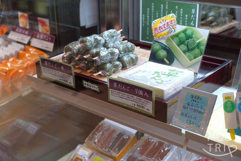 函館 龍栄堂の草だんごが、棚に並べられている