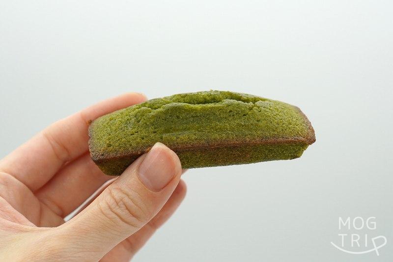 函館千秋庵総本家の「函館ふぃなんしぇ」抹茶味を手に持っている様子