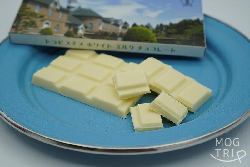 函館「トラピスチヌ修道院」のトラピスチヌ ホワイト ミルクチョコレートがテーブルに置かれている