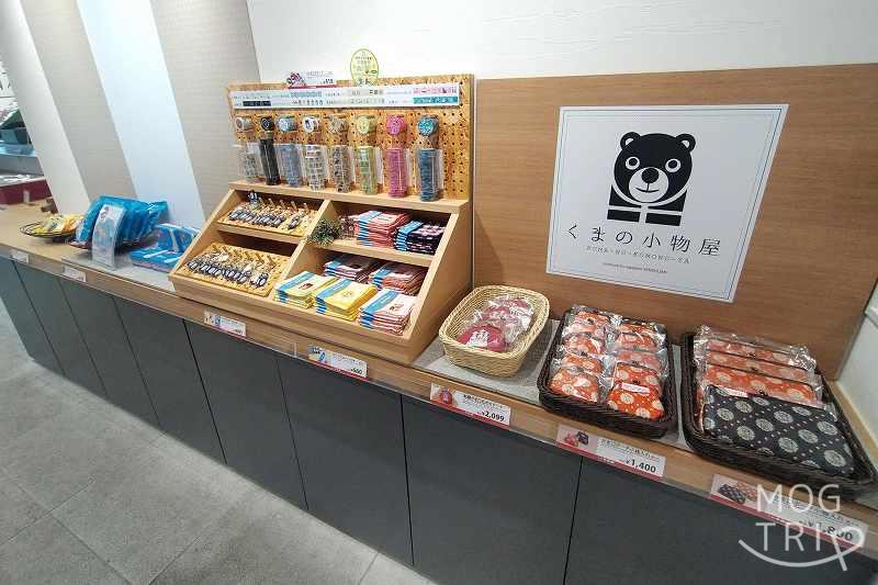 オリジナル雑貨が並ぶ札幌千秋庵 本店の内観