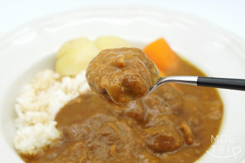 函館ラムカレー　スプーンですくった様子