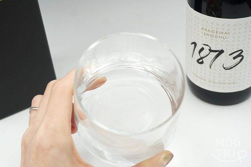 「本格米焼酎1873」がグラスに注がれている