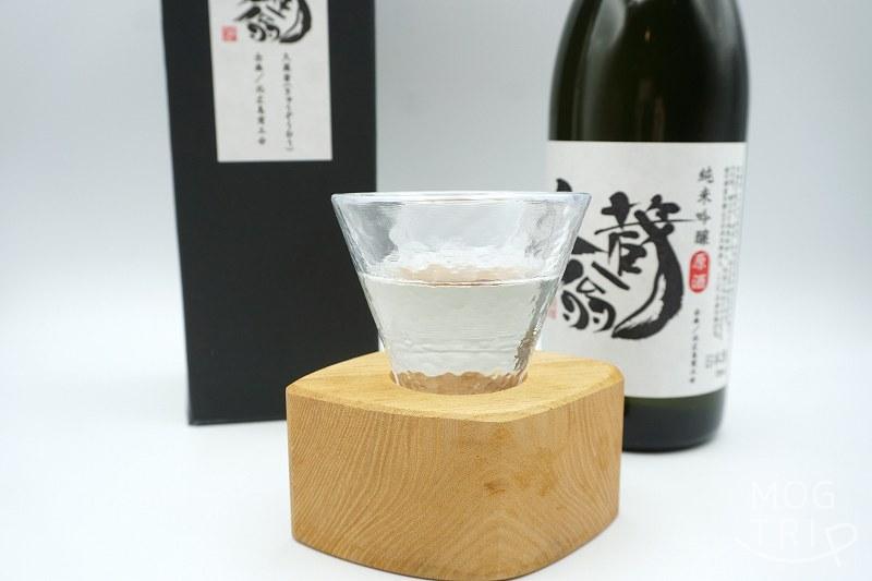 日本酒「久蔵翁」をグラスに注いだ様子