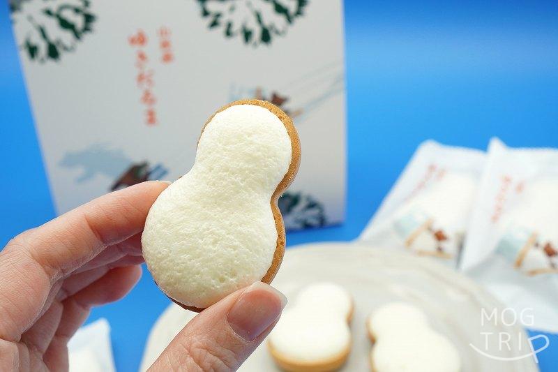 山親爺「ゆきだるま」を手に持った様子
