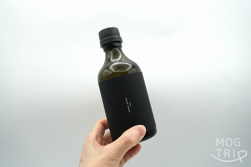 =gin(イコールジン)の瓶を持ち上げた様子