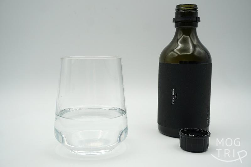 =gin(イコールジン)を「グラスに注いだ様子」