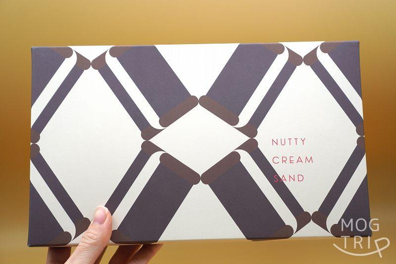 ナッティクリームサンドの手に持った時の箱のサイズ