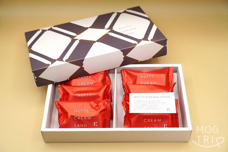 ナッティクリームサンドの6個入りの箱の中