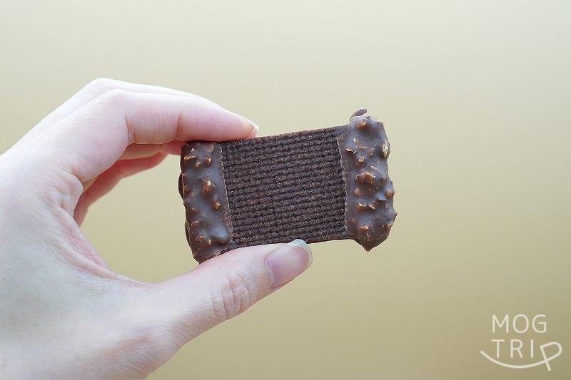 「ナッティクリームサンド」を手に持った時の大きさ