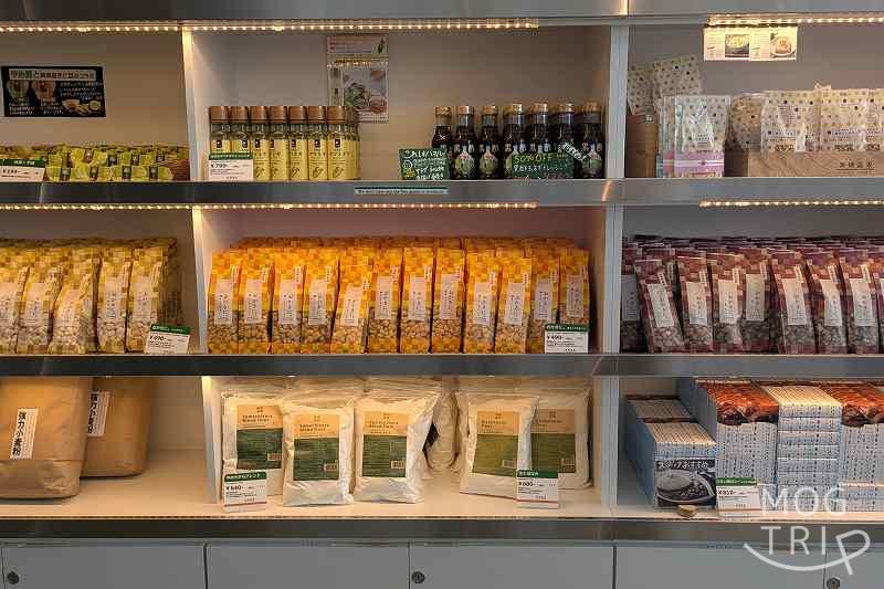 美瑛選果本店「おかきに。の陳列棚」