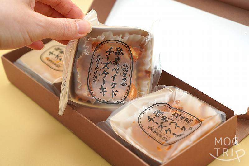 酪農ベイクドチーズケーキの箱の中身
