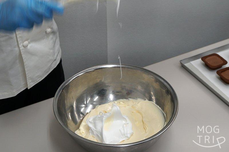 チーズワンダーの製造の様子(クリーム)